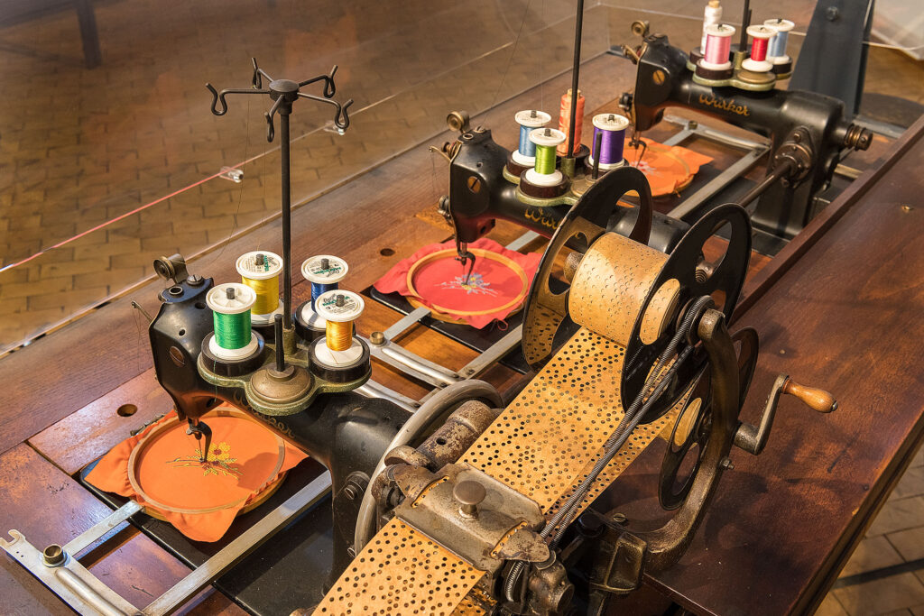 Am legandären Würker – einer historischen Stickmaschine, die heute im Deutschen Technikmuseum in Berlin steht – hat alles angefangen
